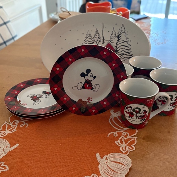 Disney Holiday Dining Set - Picture 3 of 8